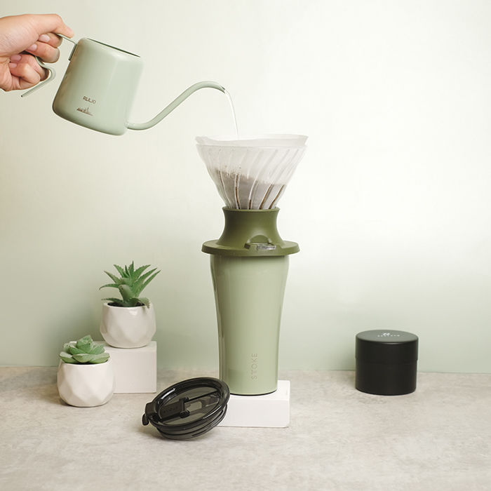 menuang air panas ke dripper switch