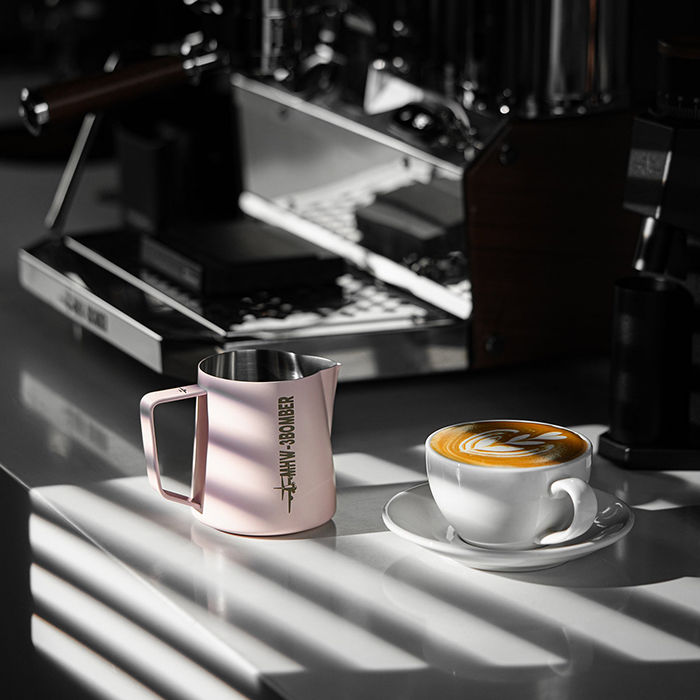 MHW-3BOMBER 350ml Melkkannetje Melkkan Profi, 15oz melkkan van roestvrij staal voor Espresso, Cappuccino schuimend met Hawksbill-mondontwerp, Barista accessoires Glanzend Model: P7121S